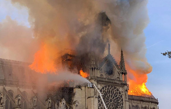 巴黎圣母院火灾、员工失职、巨大损失、赔偿、劳动纠纷、